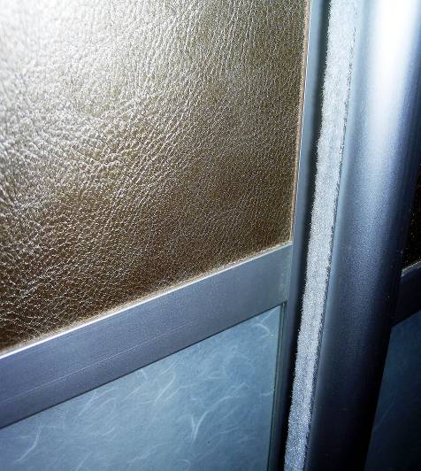 Фото - двери шкафа купе с кожей и стеклом "рисовая бумага" в близи . 