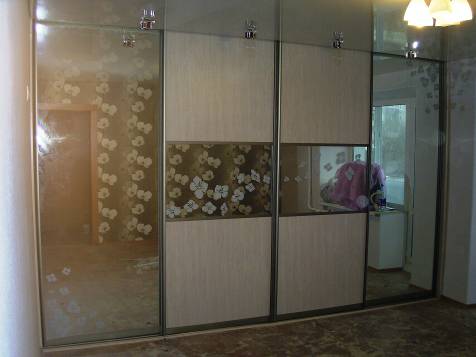 Шкаф купе в гостиной комнате с пескоструйным рисунком цветы. фото