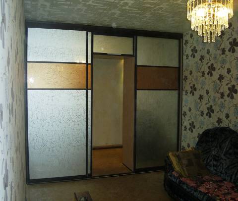 Шкаф купе с использованием декоративного зеркала Изморозь серебро и золото