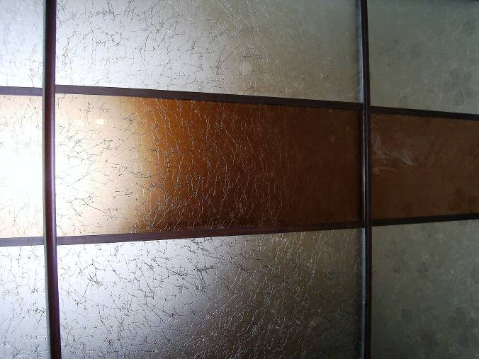 Фото Двери купе с профилем Раумплюс и декоративным зеркалом "Изморозь серебро и золото"