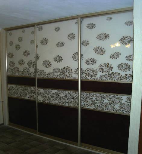 Шкаф купе с использованием Крашенного стекла , нанесенным рисунком , комбинация с лдсп "Махагон"